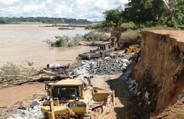 BANZEIRO – Após reportagem Usina Santo Antonio começa trabalho de proteção de barrancos próximo às comportas