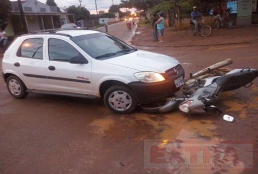 Jovem fica ferida em acidente envolvendo carro e moto