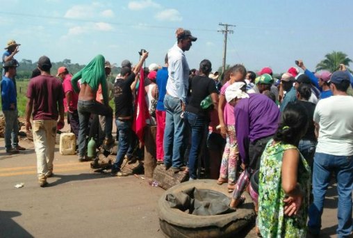 ACREAOVIVO - Manifestantes bloqueiam BR-364 entre Acre e Rondônia