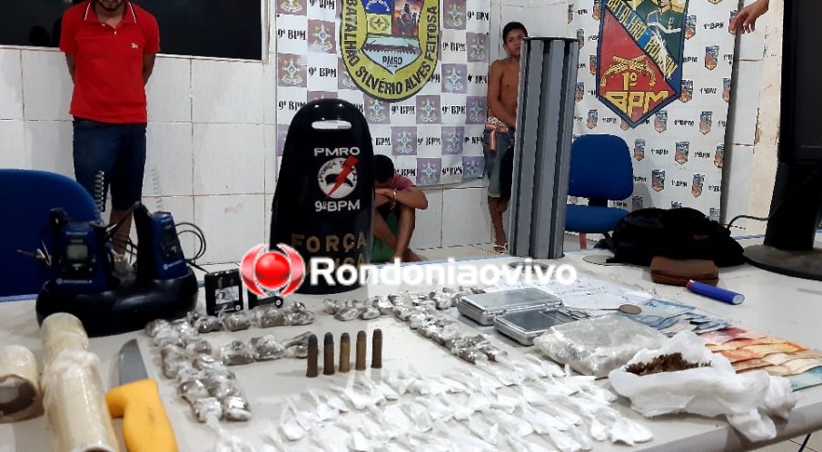 FLAGRANTE: PM prende trio em boca de fumo com porções de droga e rádio da polícia