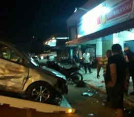 EMBRIAGUEZ: Carro desgovernado invade bar, atinge 7 veículos e causa destruição 
