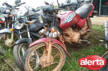 Homem compra motocicleta roubada e é preso ao checar placa