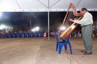 Apresentação com harpa marca última noite de evento natalino em Cerejeiras