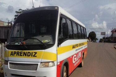 Micro-ônibus de autoescola avança preferencial e causa acidente com motocicleta 