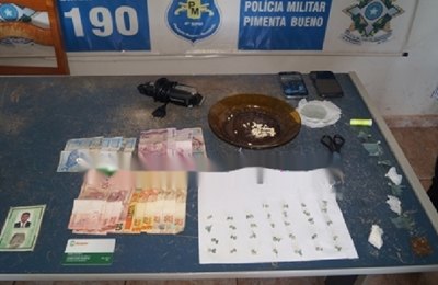 Polícia Militar fecha boca de fumo e prende acusados de tráfico de drogas