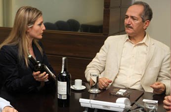 Aldo Rebelo conhece vinho licenciado para a Copa do Mundo 2014