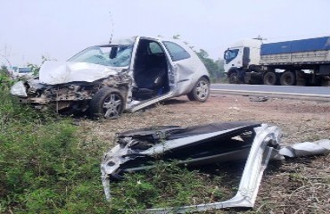 COLISÃO – Bi-trem se choca com Ford KA na BR-364 e motorista fica preso nas ferragens - FOTOS 