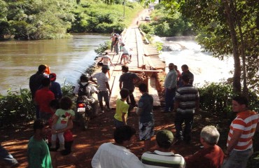 PERIGO – Comunidade já havia informado há dois anos que ponte do rio Preto estava “podre” – Vídeo