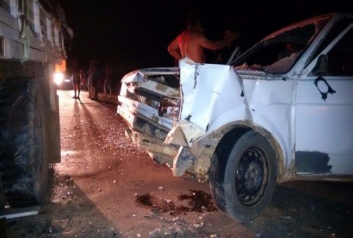 Colisão entre carro e caminhão deixa dois feridos