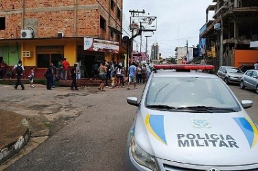 Trio é apreendido com moto roubada e arma de fogo
