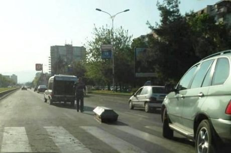 Isso é sério? Caixão cai de carro funerário,  morto ‘acorda’ e é atropelado  