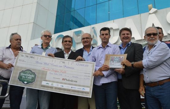 Cafeicultores classificados no concurso de qualidade do café são premiados