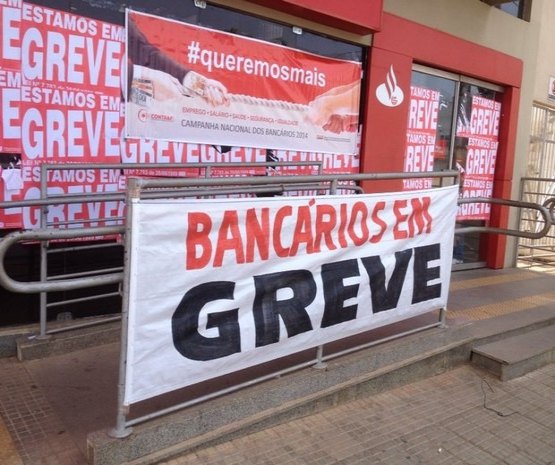 GREVE - Bancários fazem assembleia e decidem manter movimento