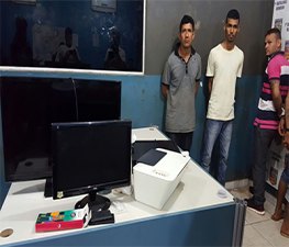 Trio de foragidos é preso durante furto em residência 
