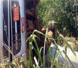 NA CAPITAL - Carreta tomba próximo a Bairro Novo e deixa motorista em estado grave