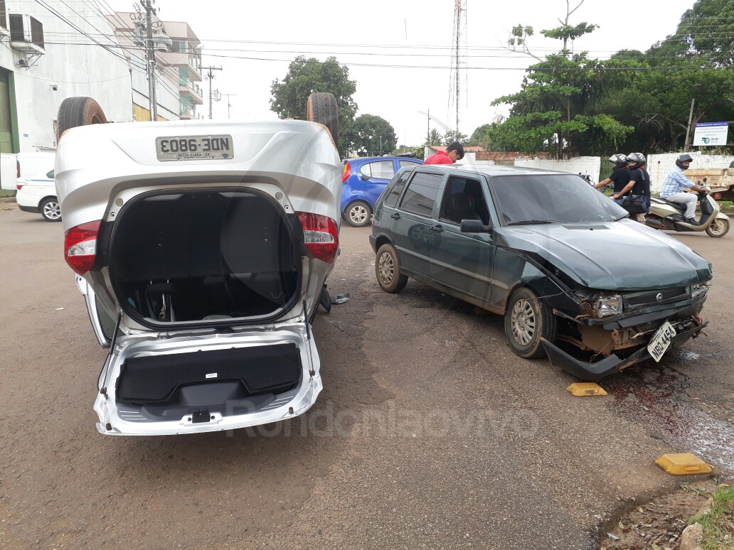 URGENTE: Carro capota após violenta colisão na '7 de Setembro'