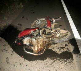 BR-364: Homem morre após grave acidente entre carreta e motocicleta