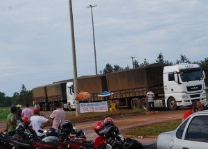 Caminhoneiros mantém paralisação para não perder força