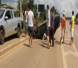 NA PONTE: Motorista capota veículo ao desviar de criança