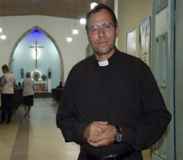 Padre  abençoa  bloco: 'profano não é diabólico'