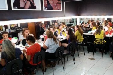 Cursos profissionalizantes e produtos de maquiagem é com a Makeup