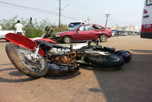 Câmeras registram grave acidente entre carro e moto na capital - VÍDEO