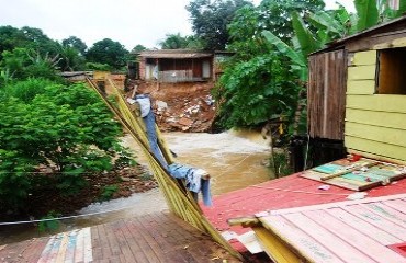 Em período de chuvas moradores de Porto Velho vivem drama com risco de tragédia, contaminação e muito lixo – Confira fotos