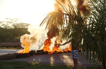 SELVAGERIA - PMs em greve agridem e ameaçam de morte jornalista durante bloqueio da Br 364