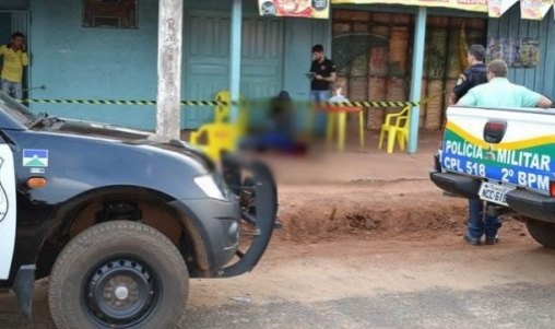 Homem morre degolado à faca em porta de bar