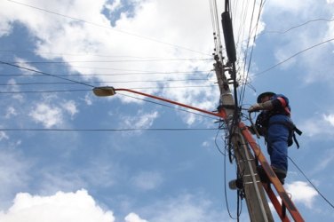 Policiais à paisana socorrem vítimas de choque elétrico