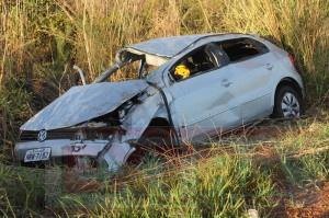 Carro capota na BR-364 e deixa uma mulher morta e duas pessoas feridas