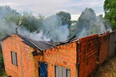 JI-PARANÁ – Incêndio destrói residência no Bairro Parque São Pedro