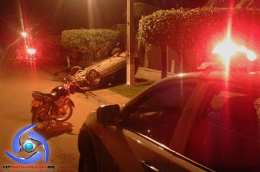 Homem foge após grave acidente entre carro e motocicleta