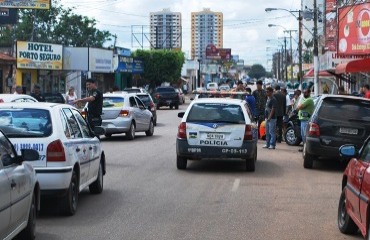 Acidente envolvendo motocicleta e carro acaba provocando grande congestionamento no centro da capital – Confira fotos