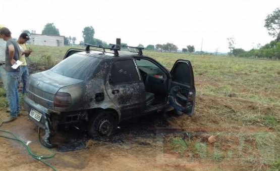 Morador ateia fogo em terreno baldio e queima o próprio carro 