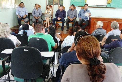 Edson Martins debate piscicultura com agricultores de Candeias do Jamari  