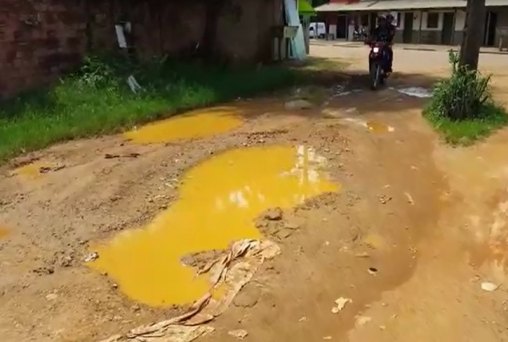 Moradora diz ‘vou deitar na rua’ para chamar atenção do prefeito - VÍDEO
