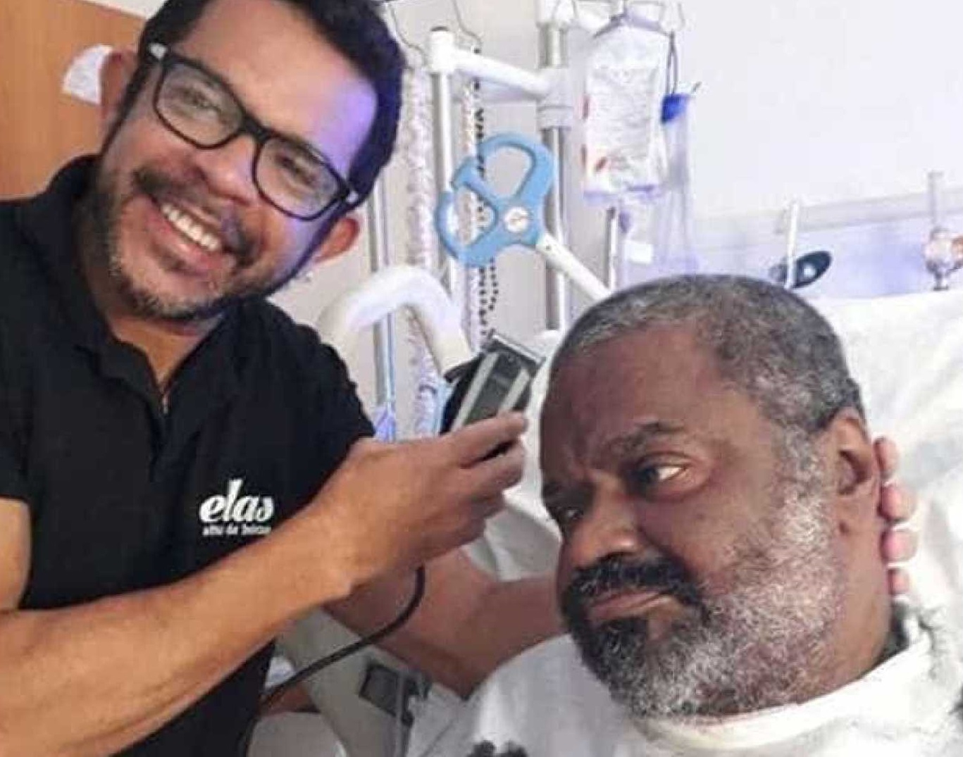 Imagem de Arlindo Cruz cortando o cabelo movimenta a web