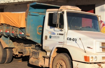 PESADO - Caminhão não consegue subir ladeira e atinge veículo estacionado