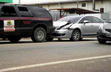 Colisão envolvendo veiculo oficial deixa trânsito congestionado na região central - Fotos