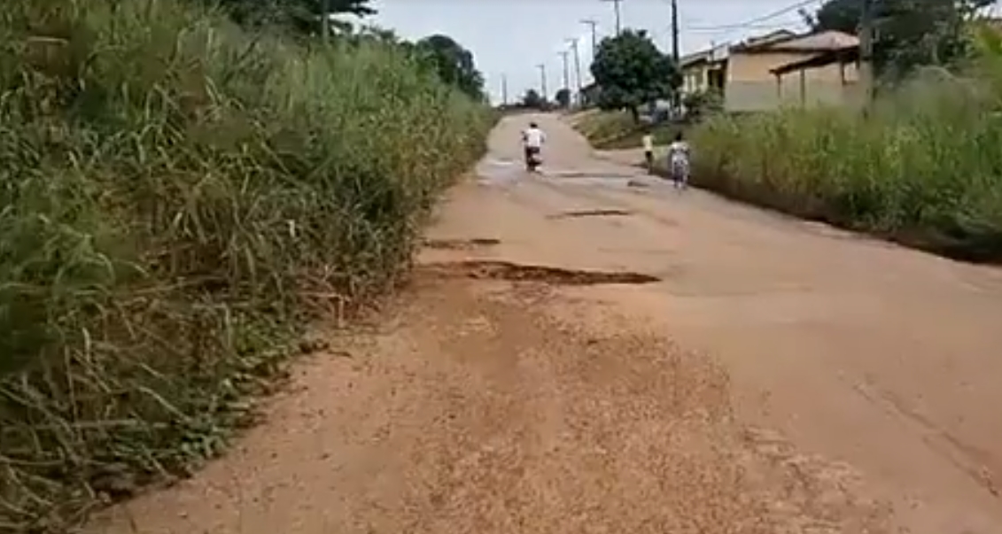 PERIGO: Matagal assusta quem passa pela estrada da Areia Branca na capital