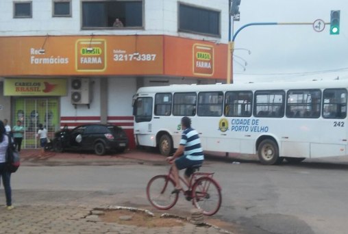 Após batida, ônibus do SIM quase derruba parede de farmácia