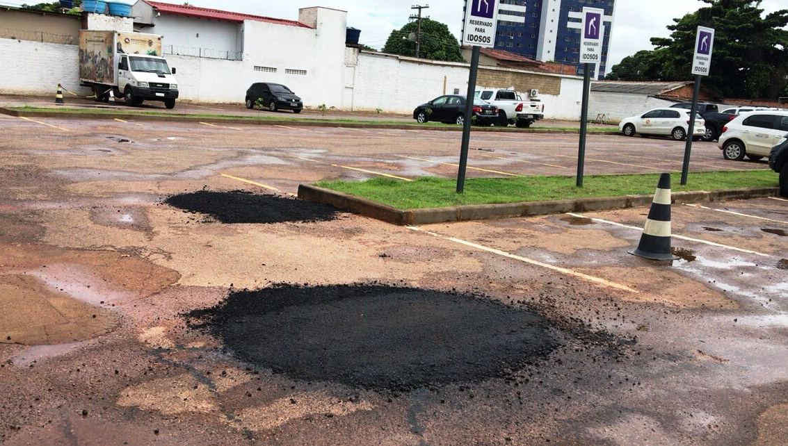 CURTAS DO ANDREOLI - Prefeitura tapa buracos no estacionamento do MP