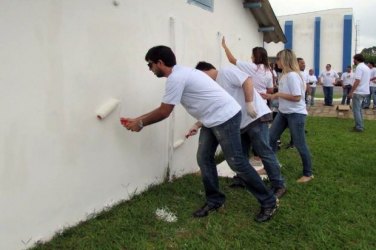 Funcionários e familiares da empresa atacada fazem mutirão