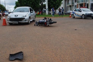 Motoqueiro fica ferido após colidir com carro