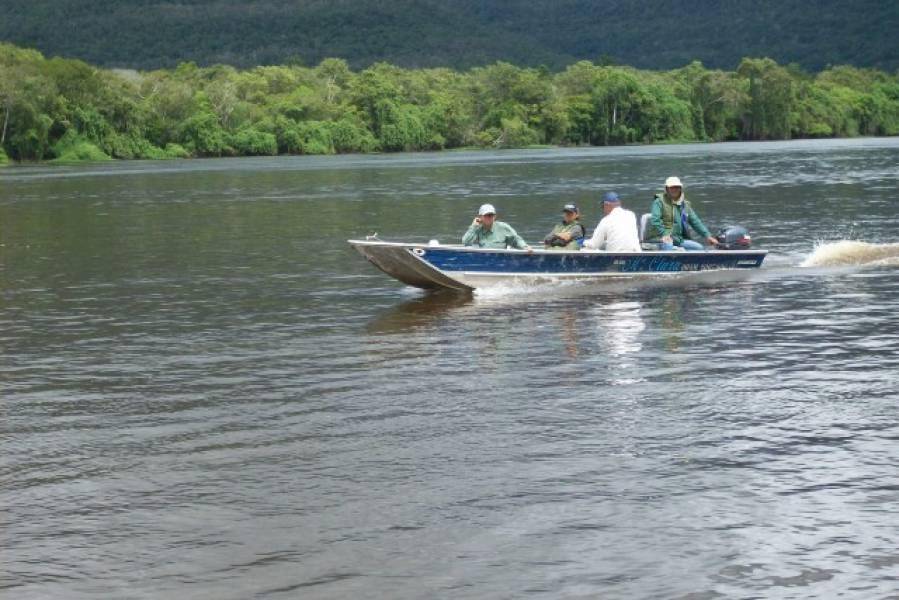 FISCALIZAÇÃO: Homem é flagrado pescando em época de defeso e abandona canoa para fugir