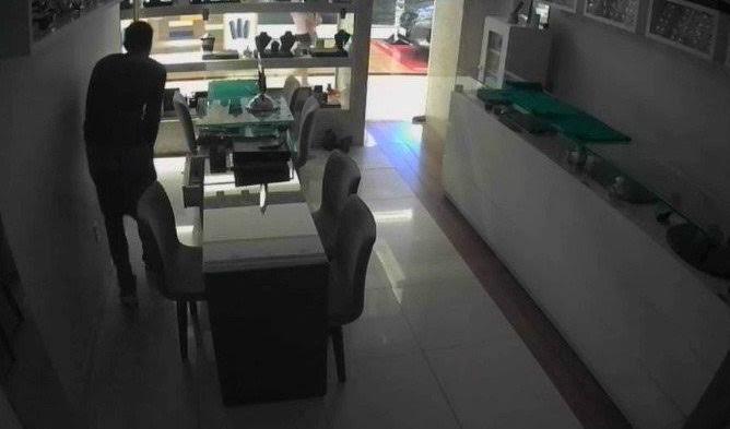 FURTO EM JOALHERIA: Criminosos quebram porta de vidro e levam joias e relógios na Galeria Central