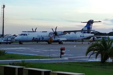 Avião da Azul realiza pouso forçado na capital