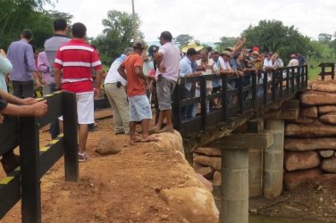 Prefeito inaugura ponte feita com recursos próprios em Colorado