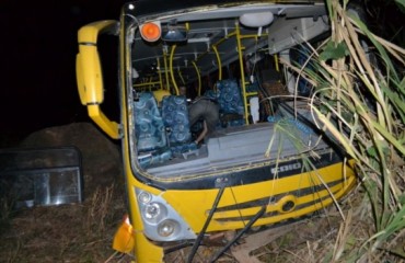 Acidente com ônibus que transportava acadêmicos mata um e fere dez